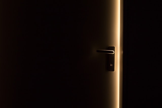 Pootvorené dvere, cez ktoré preniká svetlo