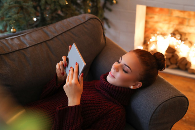 woman-sofa-with-tablet_144627-36225